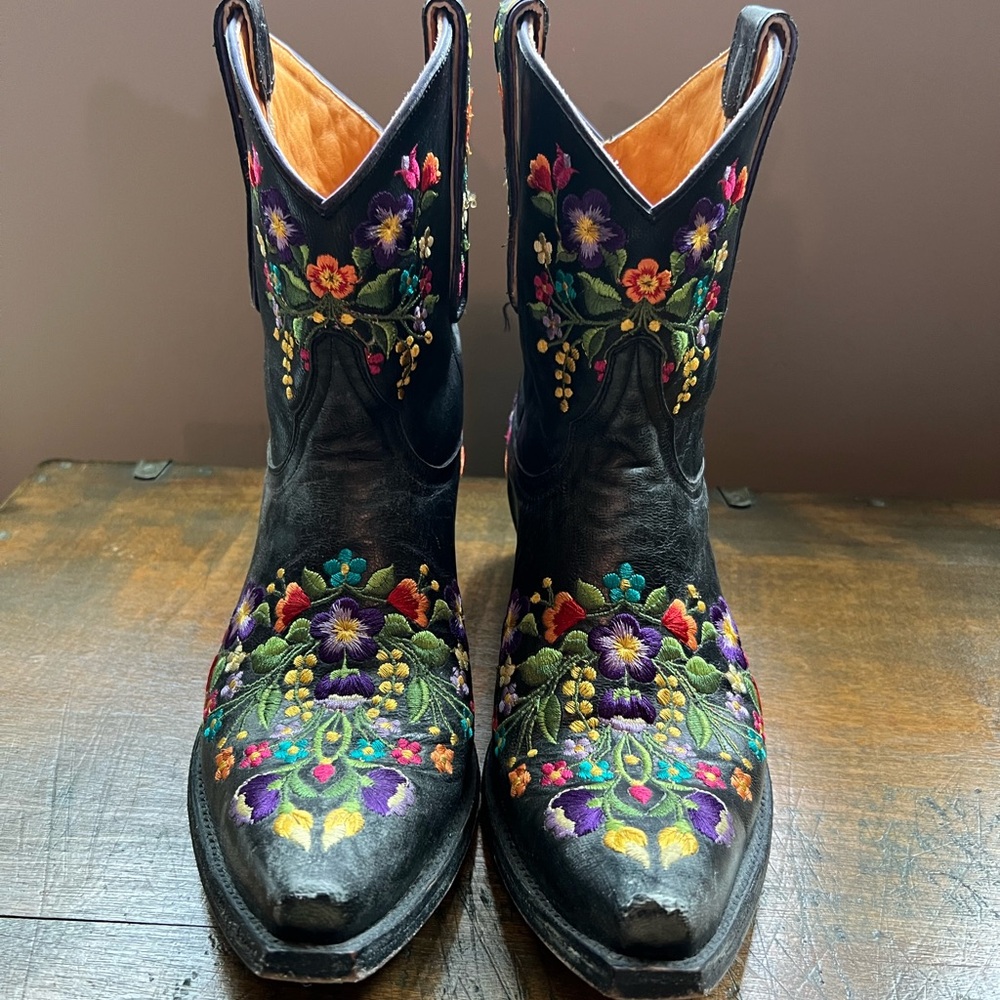 Old Gringo Floral Embroidered Cowboy size 9  Boots